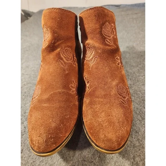 Lucky Brand Boots Womens Size 9.5 Red Oak Oiled Suede Basel Embroidered Ankle - Picture 3 of 9